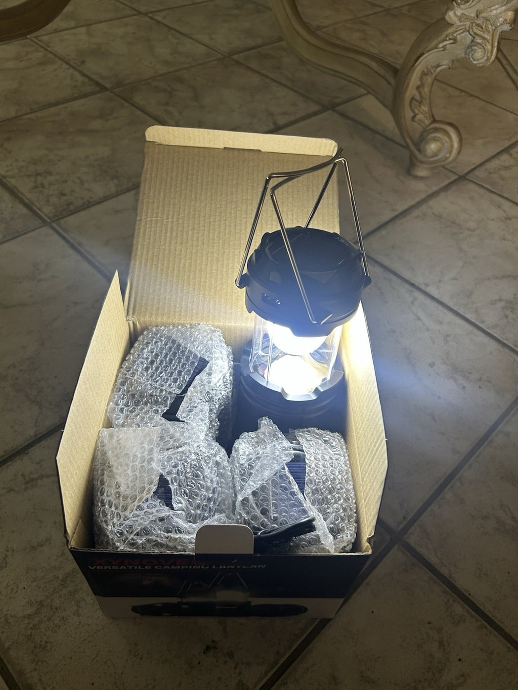 Paquete de 4 faroles solares para campamento, luces LED recargables2